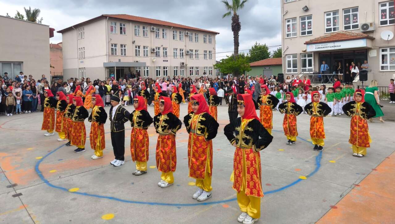 Dalaman’da 23 Nisan Coşkusu Okul Bahçesine Taştı 13